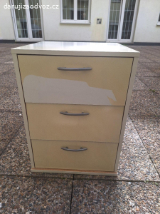 Daruji skříňku se 3 šuplíky