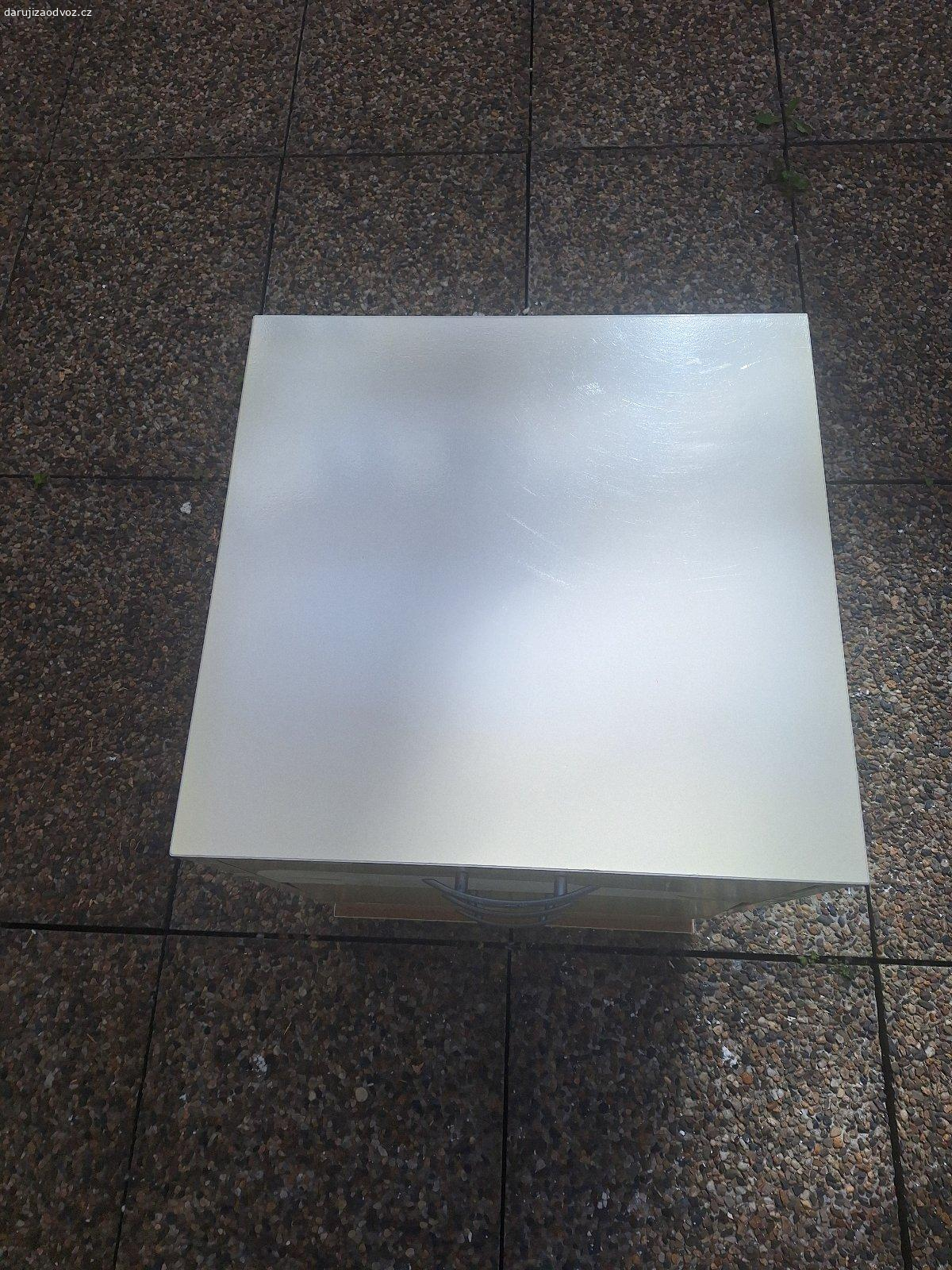 Daruji skříňku se 3 šuplíky. Šuplíky fuknční, loupe se barva viz foto, š. 41 cm, h. 40 cm, v. 54,5 cm k vyzvednutí na adrese Soukenická 13 do 8. 5.