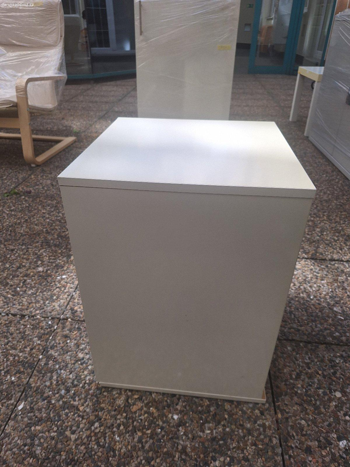 Daruji skříňku se 3 šuplíky. Šuplíky fuknční, loupe se barva viz foto, š. 41 cm, h. 40 cm, v. 54,5 cm k vyzvednutí na adrese Soukenická 13 do 8. 5.