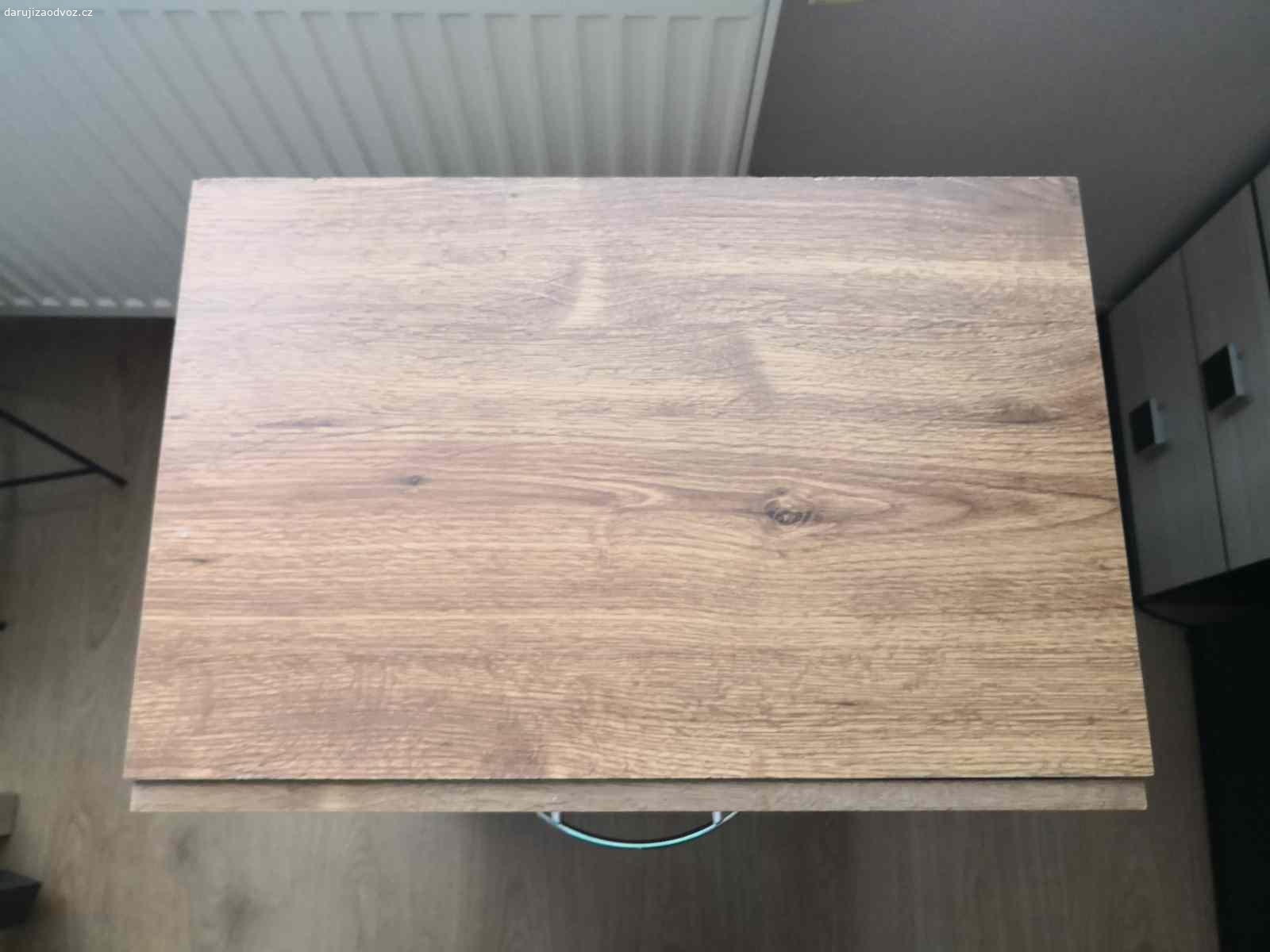 Daruji skříňku. Skřínka, např. pod akvárium