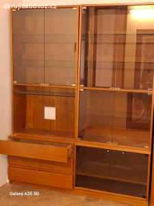 Daruji skriňky, stěna