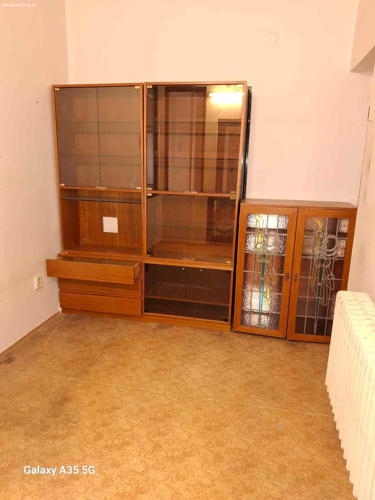 Daruji skriňky, stěna. Daruji skřinky, stěu (viz foto)