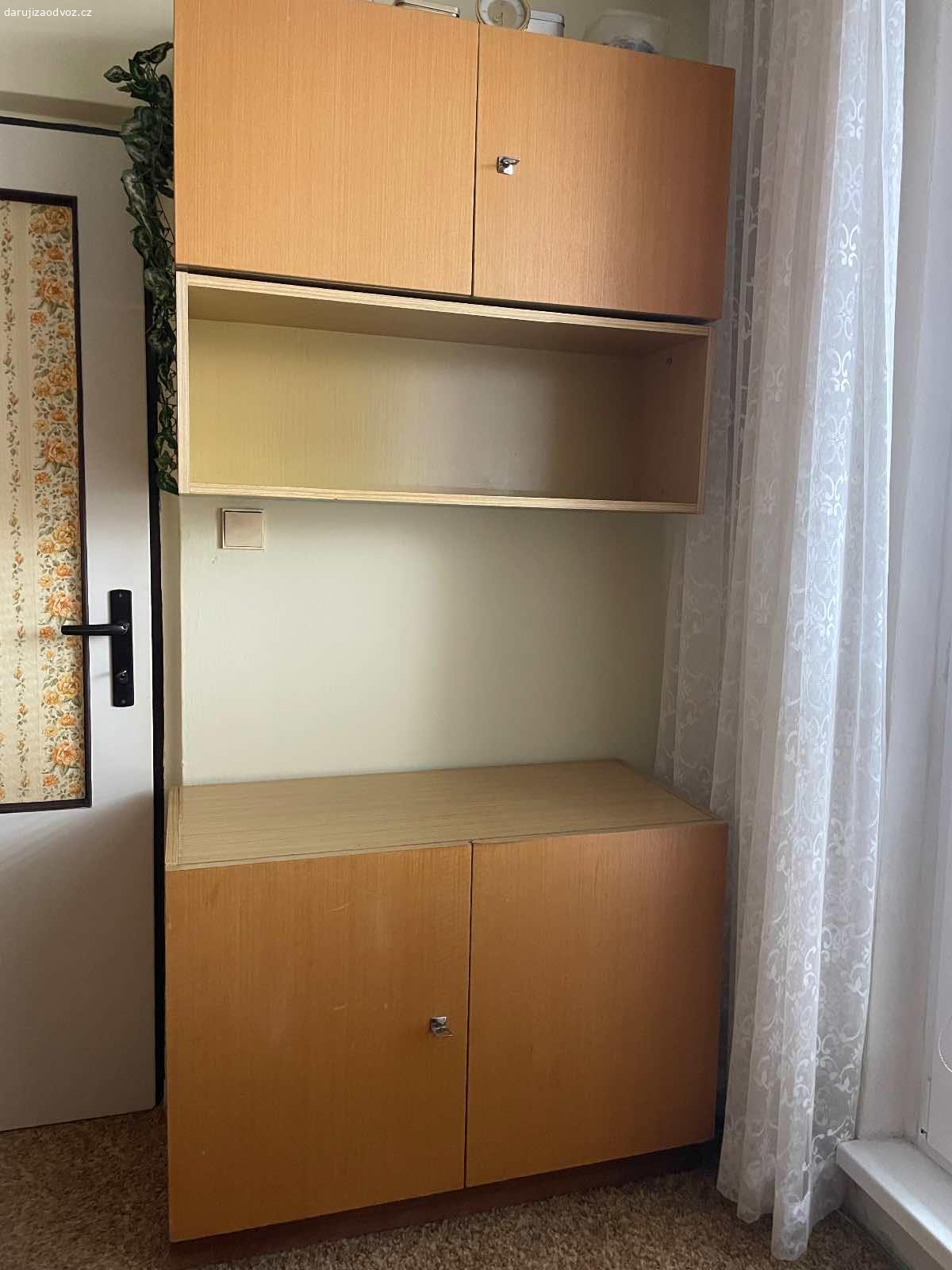 Daruji skříňky. Daruji, už nevyužiju. Lze rozdělit na jednotlivé části a poskládat podle sebe. Na fotce chybí ještě jedna dvoudvéřová skříňka, která také patří do nabídky.