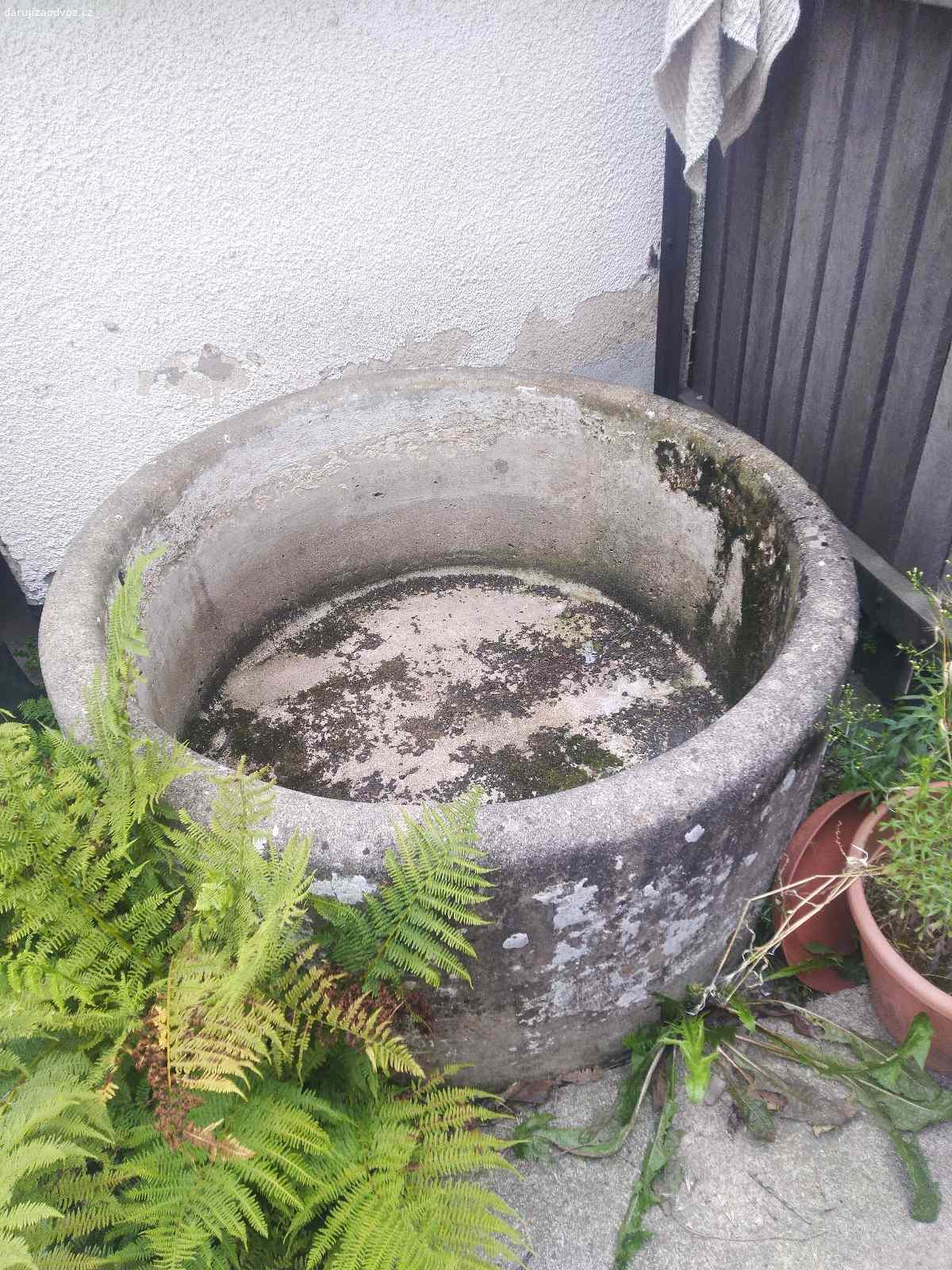 Daruji skruž se dnem. Za odvoz daruji betonovou skruž se dnem a výpustí. Vhodné pro rybáře nebo na zahradu. Lokalita Pardubice. Skruž je na vnějším obalu na jednom místě poškozená , viz fotografie.