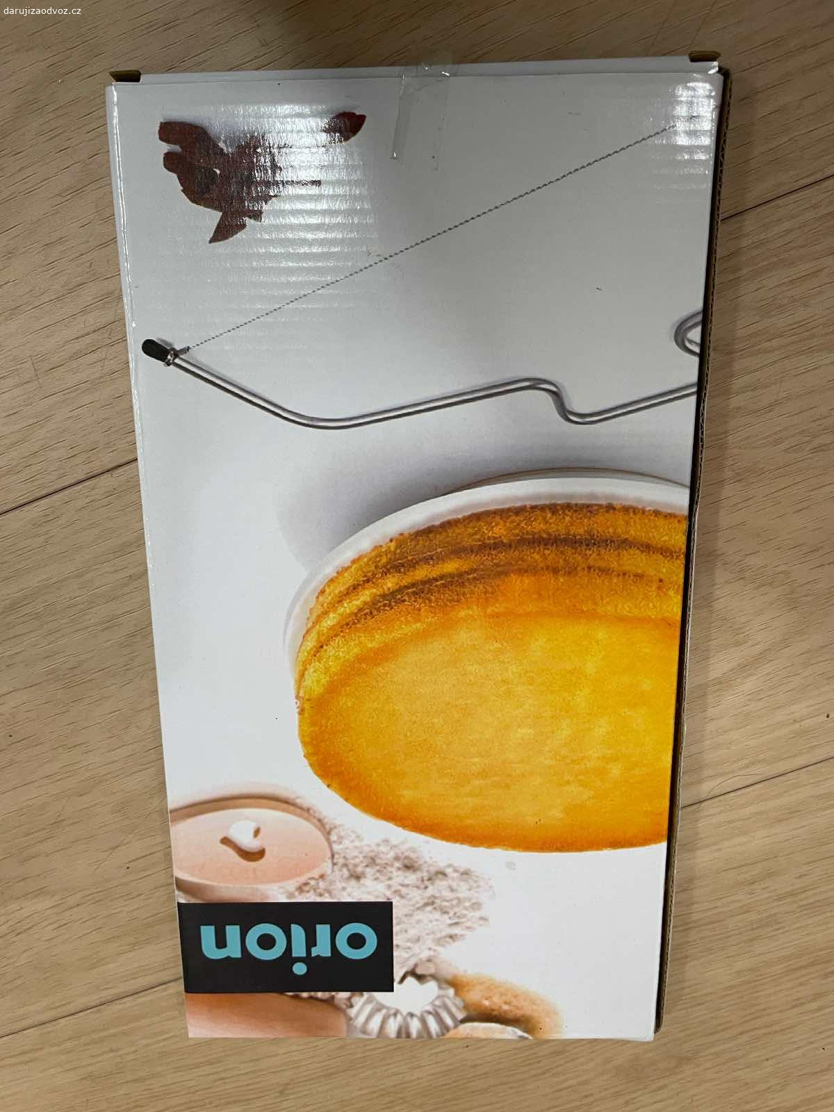 Daruji slehac a krajec na dort. Za odnos