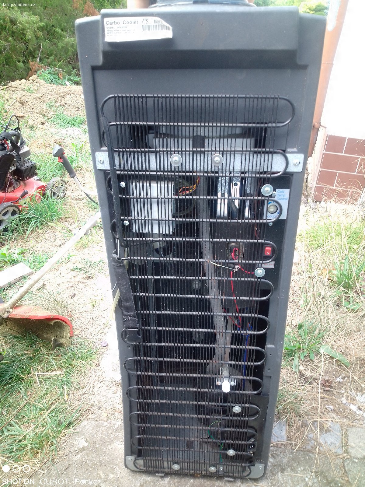 daruji sodobar. Daruji funkční sodobar na fotkách, nemá jen odkapávací mřížku. V případě zájmu za 500,- přidám co2 prázdnou láhev. Funkce chlazené,teplé a dávkované perlivé vody z nádoby nahoře.