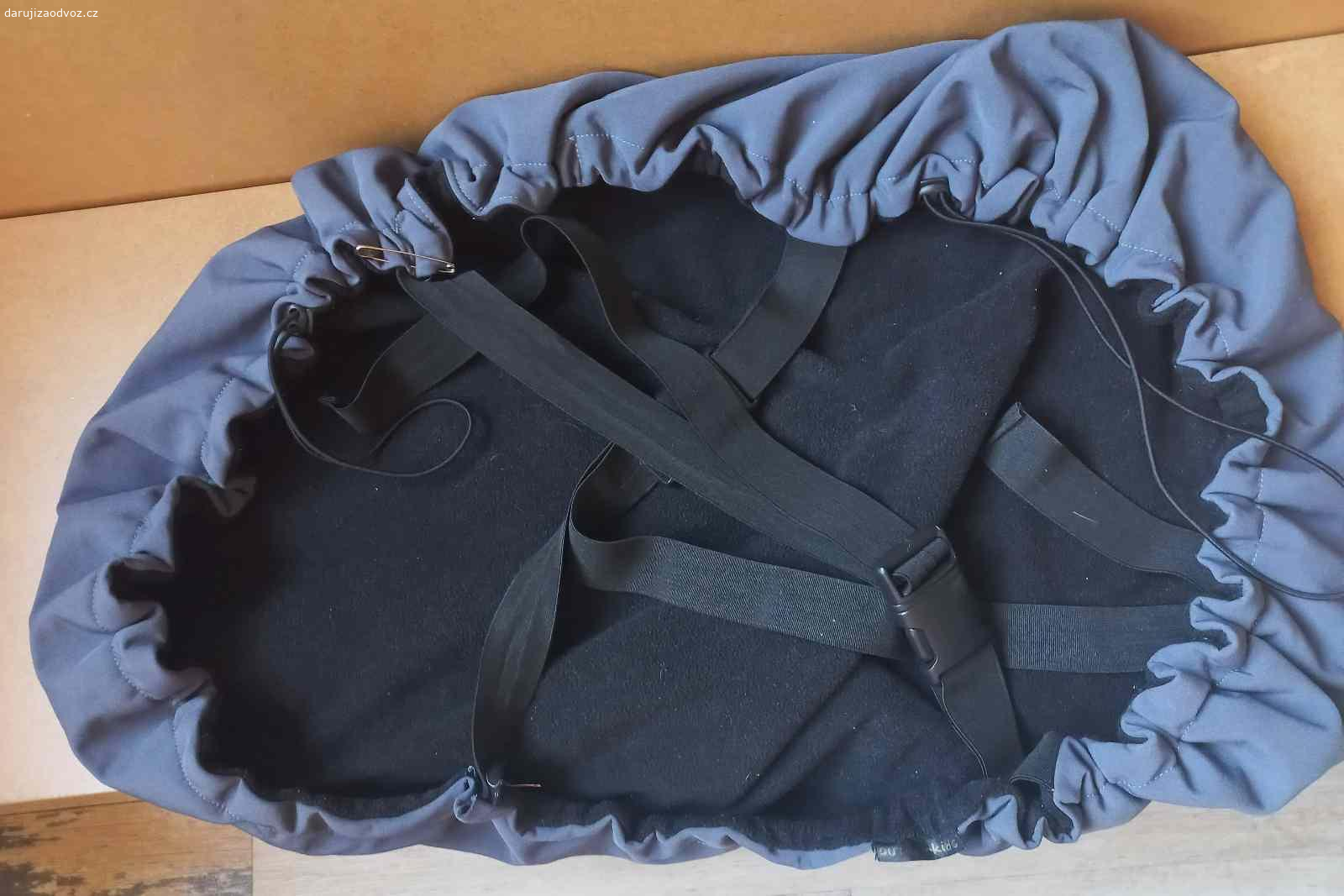 Daruji softshellovou ochrannou kapsu. Daruji starší verzi softshellové ochranné kapsy značky Outdoorkids.  Ochranná kapsa na nosítko nebo šátek, která chrání Vaše dítě proti nepřízni počasí.
Kapsa obepne dítě a dotažením na dvou místech zamezíte úniku tepla ven.
Navlékání je pomocí pružných pásů, které ale jsou už celkem 