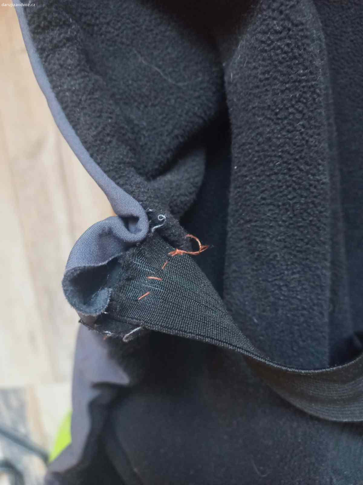 Daruji softshellovou ochrannou kapsu. Daruji starší verzi softshellové ochranné kapsy značky Outdoorkids.  Ochranná kapsa na nosítko nebo šátek, která chrání Vaše dítě proti nepřízni počasí.
Kapsa obepne dítě a dotažením na dvou místech zamezíte úniku tepla ven.
Navlékání je pomocí pružných pásů, které ale jsou už celkem 