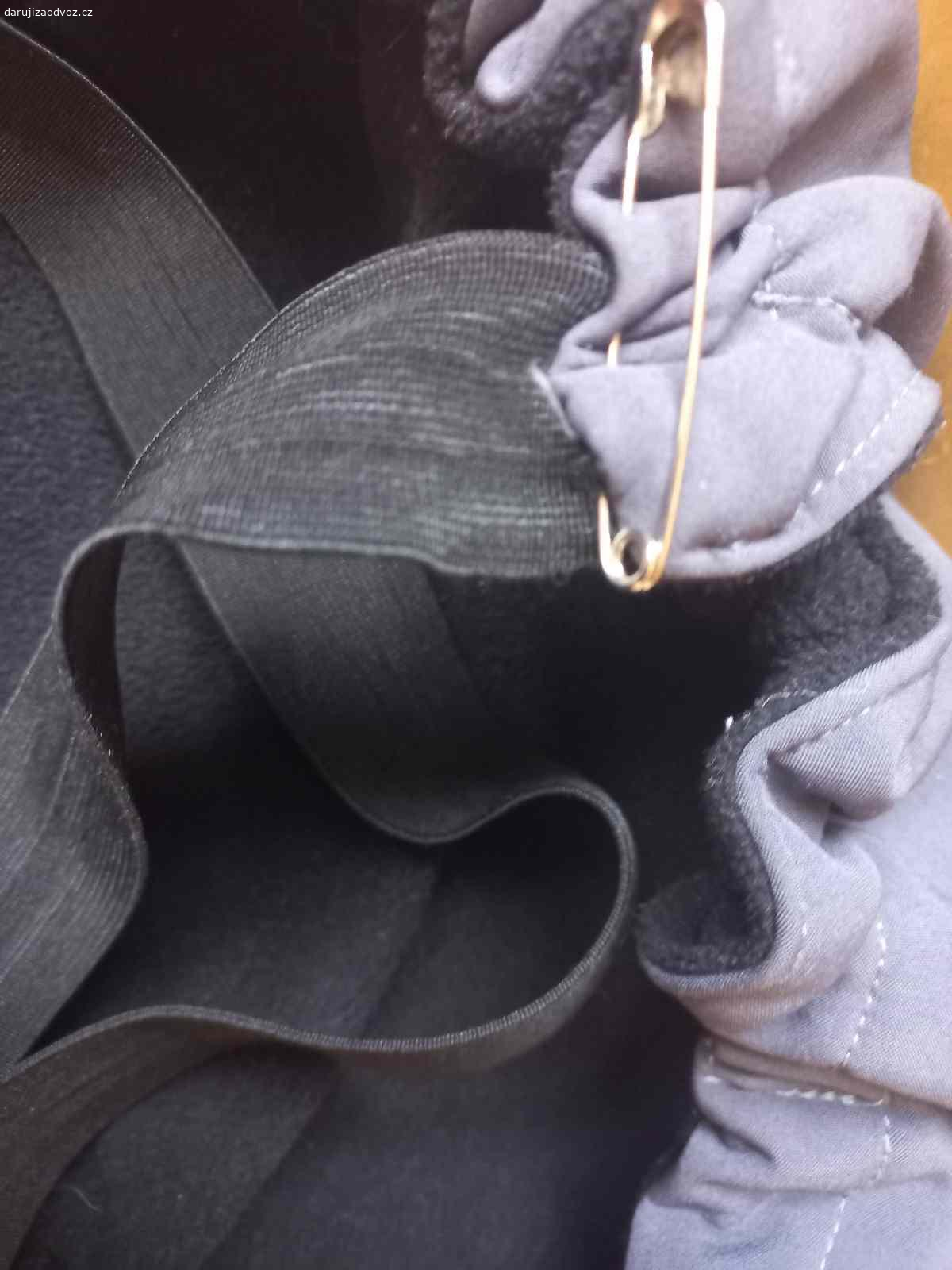 Daruji softshellovou ochrannou kapsu. Daruji starší verzi softshellové ochranné kapsy značky Outdoorkids.  Ochranná kapsa na nosítko nebo šátek, která chrání Vaše dítě proti nepřízni počasí.
Kapsa obepne dítě a dotažením na dvou místech zamezíte úniku tepla ven.
Navlékání je pomocí pružných pásů, které ale jsou už celkem 