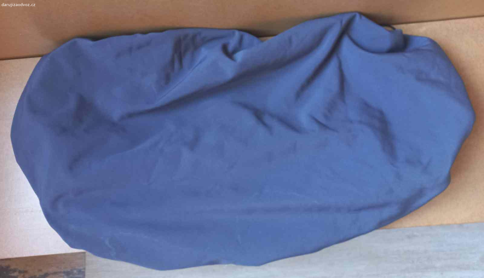 Daruji softshellovou ochrannou kapsu. Daruji starší verzi softshellové ochranné kapsy značky Outdoorkids.  Ochranná kapsa na nosítko nebo šátek, která chrání Vaše dítě proti nepřízni počasí.
Kapsa obepne dítě a dotažením na dvou místech zamezíte úniku tepla ven.
Navlékání je pomocí pružných pásů, které ale jsou už celkem 