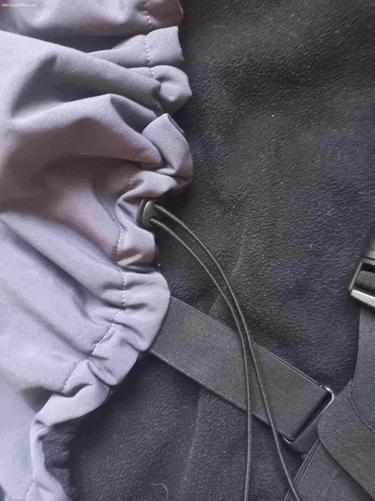 Daruji softshellovou ochrannou kapsu. Daruji starší verzi softshellové ochranné kapsy značky Outdoorkids.  Ochranná kapsa na nosítko nebo šátek, která chrání Vaše dítě proti nepřízni počasí.
Kapsa obepne dítě a dotažením na dvou místech zamezíte úniku tepla ven.
Navlékání je pomocí pružných pásů, které ale jsou už celkem 