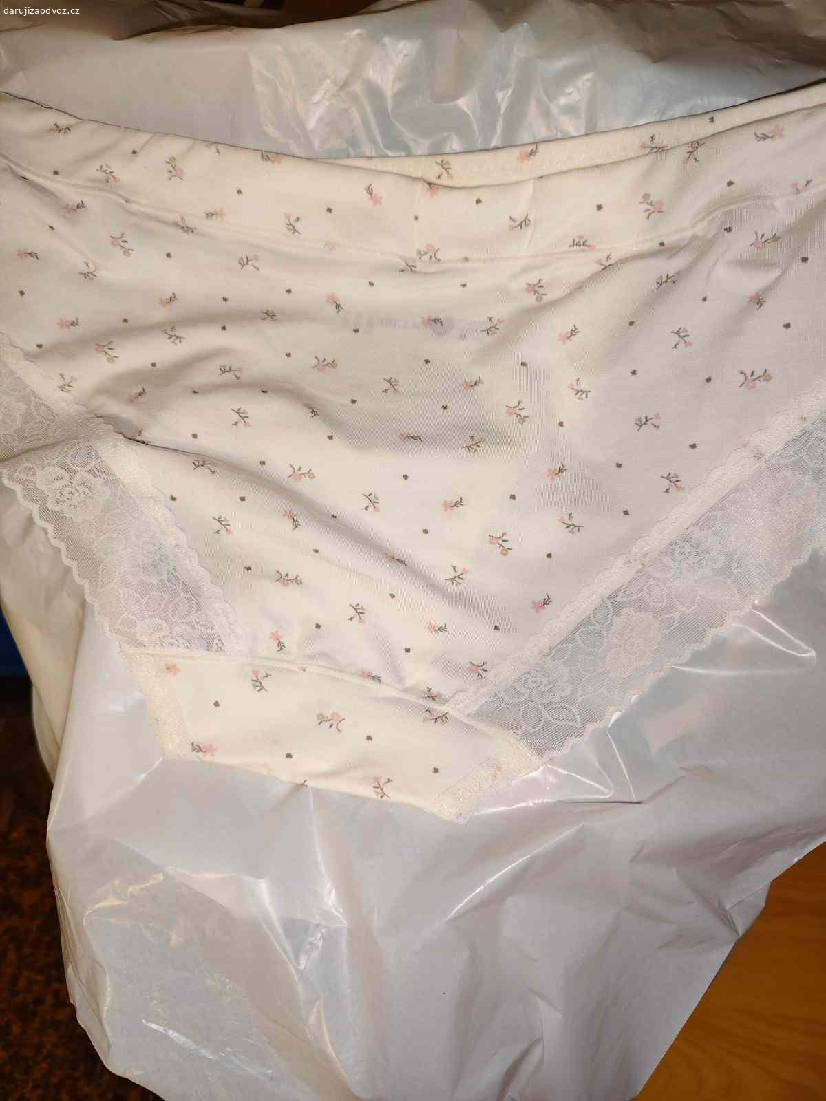 Daruji spodní prádlo. Daruji spodní prádlo. Jedna firma u nás končí a zbylo jim tohle zboží. Kalhotky velikost m. 16 kusů . Zdarma pouze osobní převzetí. Prosím jen vážní zájemci.