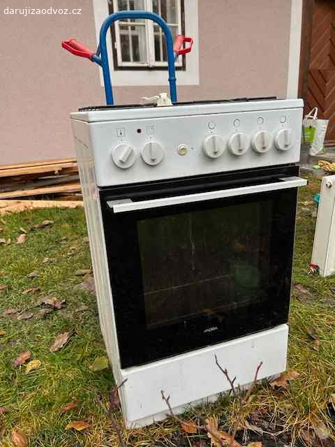 Daruji sporák Mora. Plynový sporák je s elektrickým zapalováním, plně funkční. Elektrická trouba peče velmi dobře.