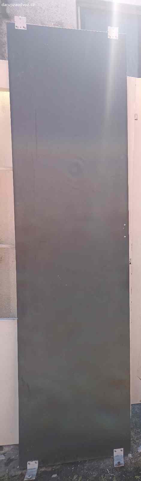 Daruji staré posuvné dveře. Daruji za odnos a odvoz dvoje staré posuvné dveře se zrcadly, 198x65 cm.