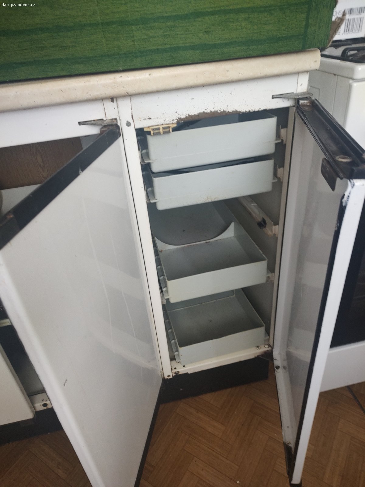 Daruji starou kovovou kuchynskou linku. 5 hornich skrinek, 3 dolni skrinky: vyska od zeme po desku 84cm, sirka prvni dolni skrinka 60 cm, drezova 90 cm sirka a suplikova  na pribory 30 cm sirka, deska delka 180cm, horni skrinky 5 x: ctyri skrinky sirka 60, vyska 65 a jedna nad digestori 60 sirka, 37 vyska, vse k vlastni demontazu a odvozu z 5. patra panelaku Zlin Jizni svahy - je to dost tezky plech, tak treba pro nekoho do dilny nebo vlhka, kam nejde dat drevenou kuchyn