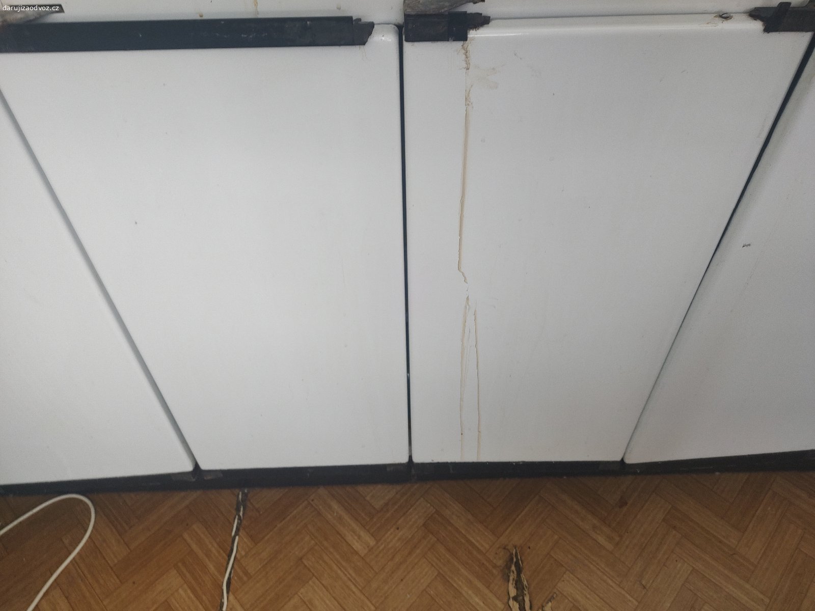Daruji starou kovovou kuchynskou linku. 5 hornich skrinek, 3 dolni skrinky: vyska od zeme po desku 84cm, sirka prvni dolni skrinka 60 cm, drezova 90 cm sirka a suplikova  na pribory 30 cm sirka, deska delka 180cm, horni skrinky 5 x: ctyri skrinky sirka 60, vyska 65 a jedna nad digestori 60 sirka, 37 vyska, vse k vlastni demontazu a odvozu z 5. patra panelaku Zlin Jizni svahy - je to dost tezky plech, tak treba pro nekoho do dilny nebo vlhka, kam nejde dat drevenou kuchyn