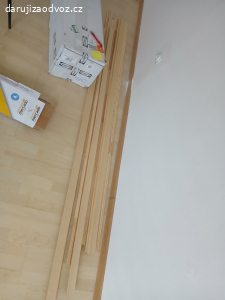 Daruji starou podlahu a nové dřevěné lišty