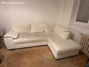 Daruji starou poškozenou pohovku