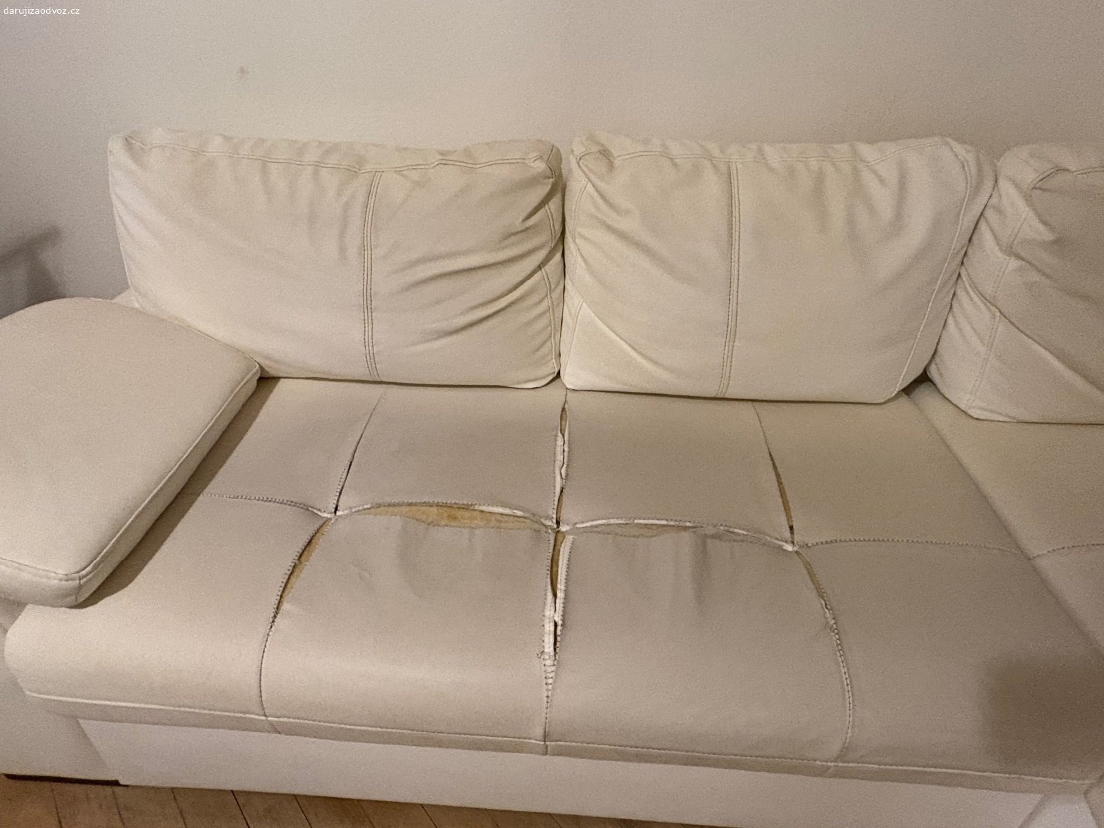 Daruji starou poškozenou pohovku. starý poškozený gauč, daruji za odvoz