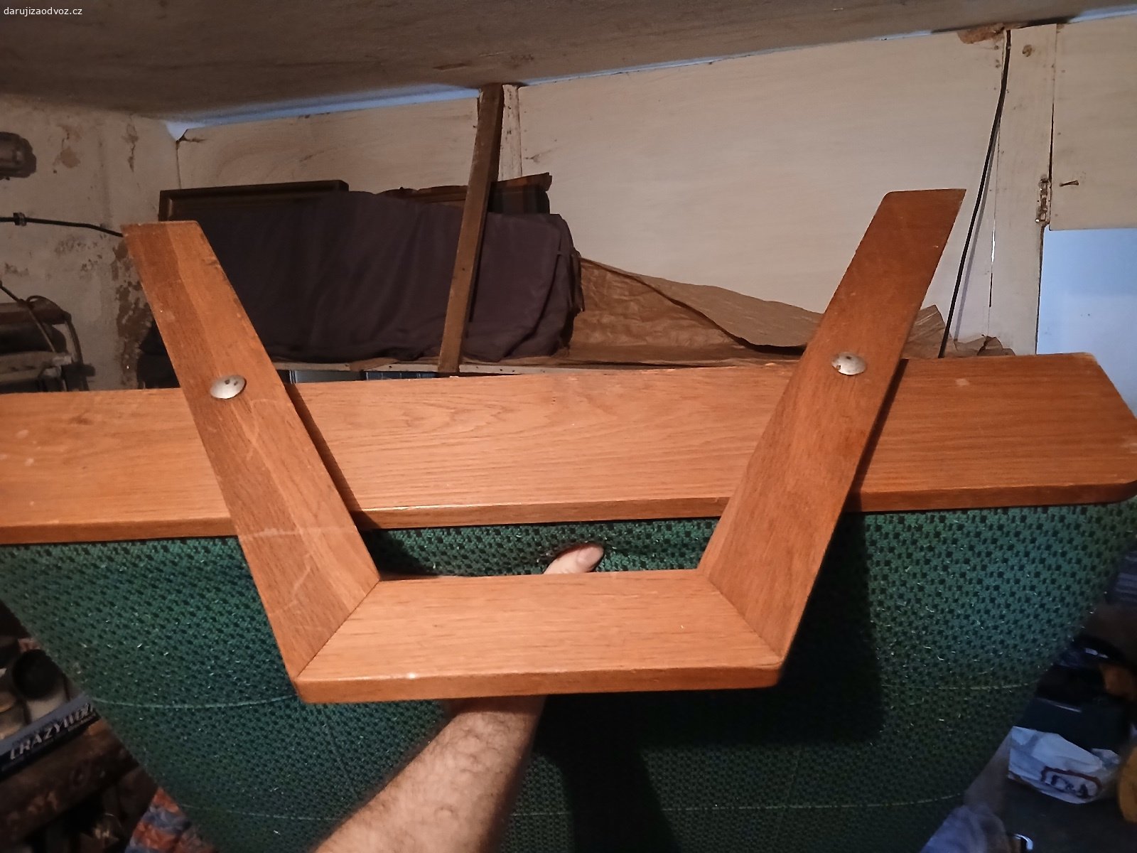 Daruji starou postel. Daruji starou postel ze 70.let, co pořád drží. Na chatu nebo někam k občasnému přespání ještě výborně poslouží. Je mi líto jí rozbít, jelikož je bytelná a půjde to těžko, ale po přestavbě se mi sem už nevejde.
Rozměry 83 x 190, výška 32
Za odvoz z Kamenického Šenova.