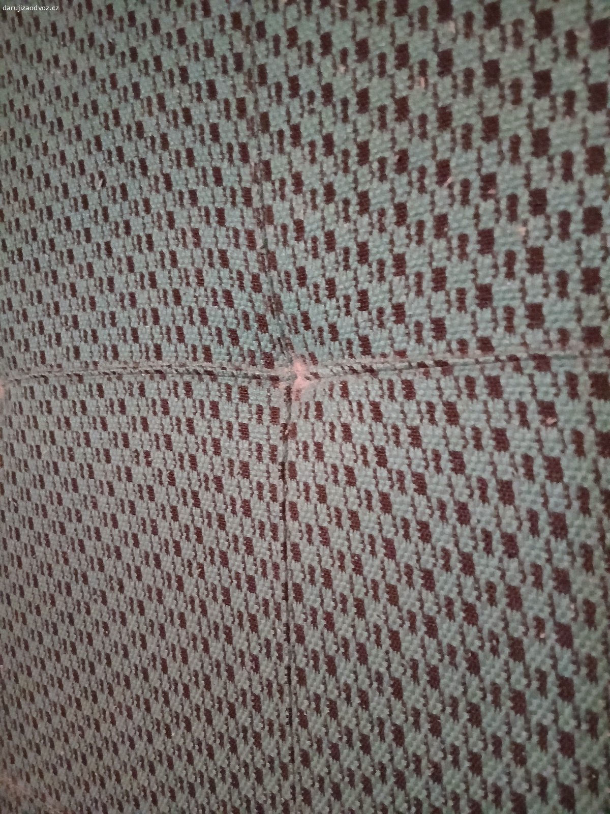 Daruji starou postel. Daruji starou postel ze 70.let, co pořád drží. Na chatu nebo někam k občasnému přespání ještě výborně poslouží. Je mi líto jí rozbít, jelikož je bytelná a půjde to těžko, ale po přestavbě se mi sem už nevejde.
Rozměry 83 x 190, výška 32
Za odvoz z Kamenického Šenova.