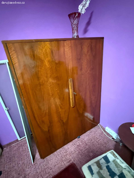 Daruji starou šatní skříň