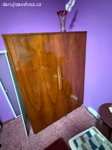 Daruji starou šatní skříň