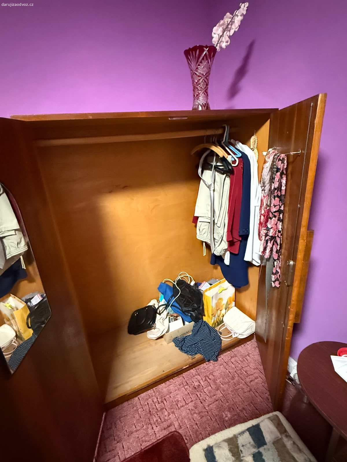 Daruji starou šatní skříň. Viz foto