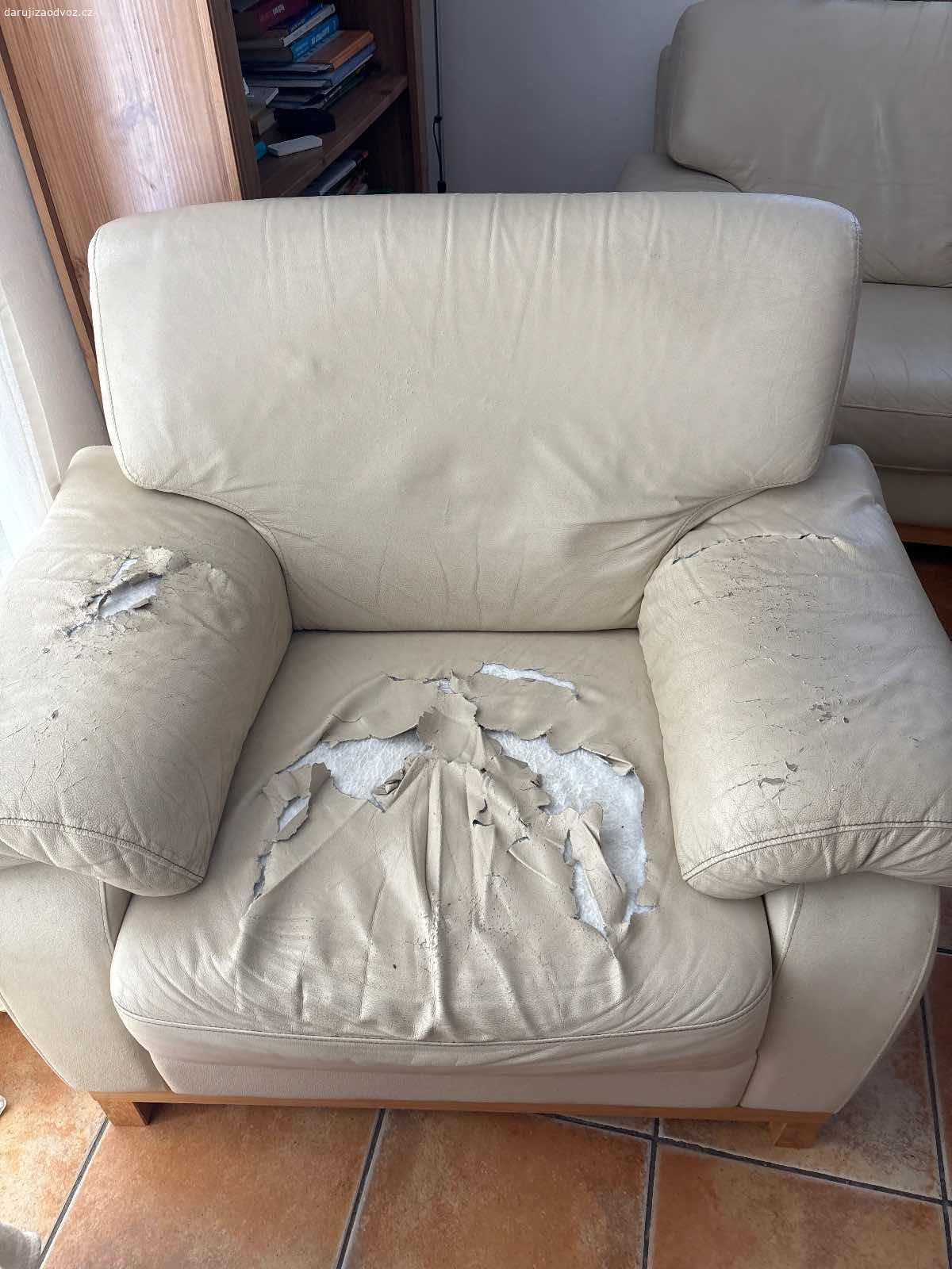 Daruji starou sedačku a dvě křesla. Daruji za odvoz sedačku a dvě křesla. Konstrukce velmi pěkná, ale kůže je na mnoha místech roztrhaná. Potřebovalo by to přečalounit.