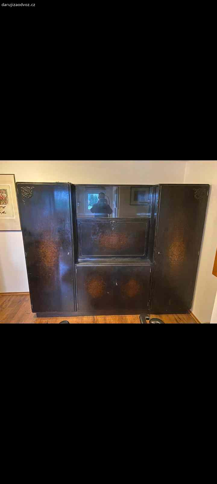 Daruji starozitnou skrin. Daruji za odvoz starožitnou skrin, nutny vlastni odvoz z Karlových Varu, Staré Role. Specha.