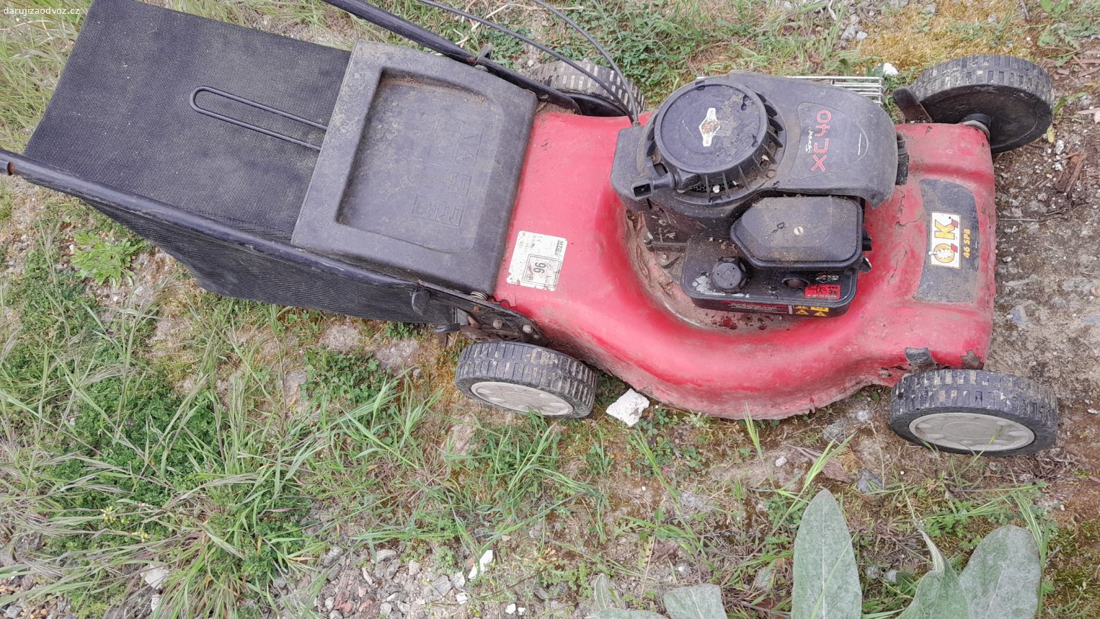 Daruji starší benzinovou sekačku. Sekačka dlouho stála v kůlně. sekáno s ní bylo párkrát. Motor by měl být v pořádku, jen bude potřeba vyčistit vzduchový filtr. Byla i s pojezdem, ale nejsem si jistý, zda funguje. Lak odpadává a kryt rezne viz. foto.