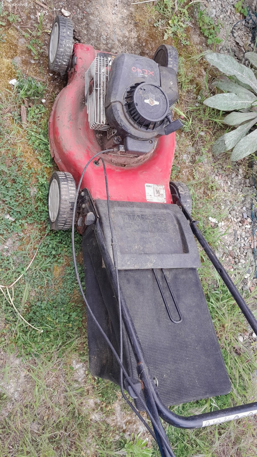 Daruji starší benzinovou sekačku. Sekačka dlouho stála v kůlně. sekáno s ní bylo párkrát. Motor by měl být v pořádku, jen bude potřeba vyčistit vzduchový filtr. Byla i s pojezdem, ale nejsem si jistý, zda funguje. Lak odpadává a kryt rezne viz. foto.