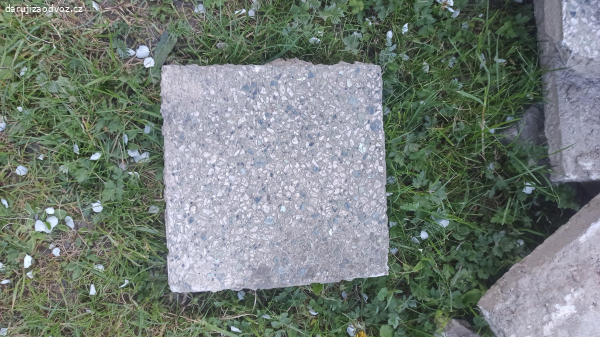 Daruji starší dlažbu