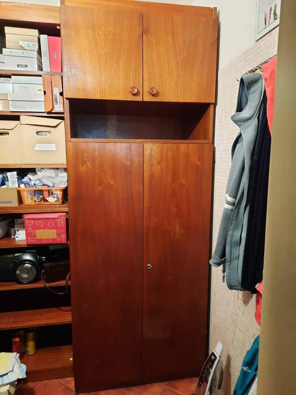 Daruji starší šatní skříň.. Jedná se o soupravu 2 starších skříní, jedné šatní v cm : výška 155, hloubka 60, šířka 65, druhé policové, výška 75, hloubka 60, šířka 65.