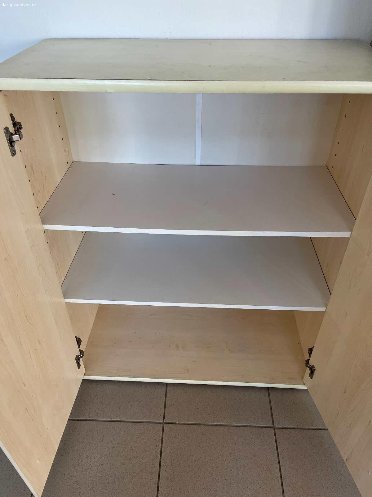 Daruji starší skříň. Daruji komodu, je funkční, vizuálně má nedostatky, jsou vyfoceny na fotce (byla na krytém balkoně), někde se odlupuje 
Pouze osobní předání 
Materiál pravděpodobně dřevotříska + lamino desky