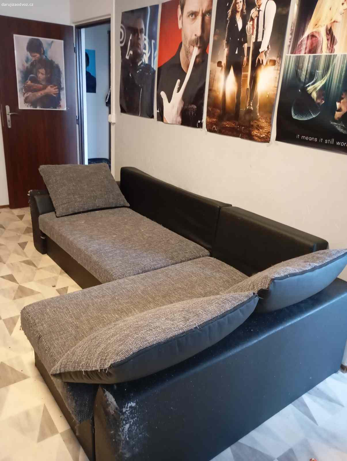 Daruji starý L gauč. Daruji gauč do L, levý. Je hodně zničený od koček, ale třeba na chatu ok. Pokud chcete něco nabídnout, kapsičky pro psa nebo kočky potěší. 

Strany gauče teď nedrží u sebe a nemam šrouby, ale jinak spojit půjdou. 

Gauč je rozkládací, vyspí se na něm 2 lidé. Rozměry kratší strany: 95 cm X 140 cm
Nejdelší strana: 210 cm.

Nutné vyzvednou a odvézt, bydlím v 8. patře, ale je tu výtah.
Milovice