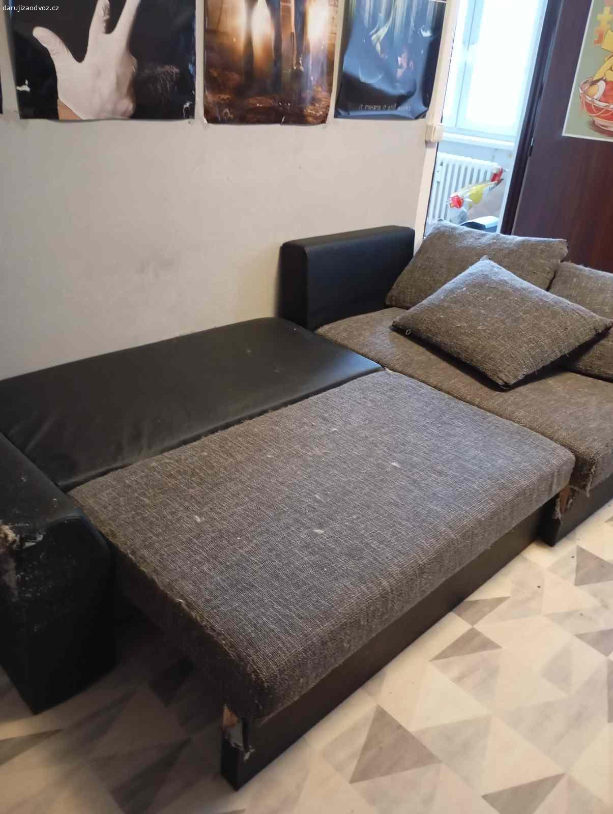 Daruji starý L gauč. Daruji gauč do L, levý. Je hodně zničený od koček, ale třeba na chatu ok. Pokud chcete něco nabídnout, kapsičky pro psa nebo kočky potěší. 

Strany gauče teď nedrží u sebe a nemam šrouby, ale jinak spojit půjdou. 

Gauč je rozkládací, vyspí se na něm 2 lidé. Rozměry kratší strany: 95 cm X 140 cm
Nejdelší strana: 210 cm.

Nutné vyzvednou a odvézt, bydlím v 8. patře, ale je tu výtah.
Milovice