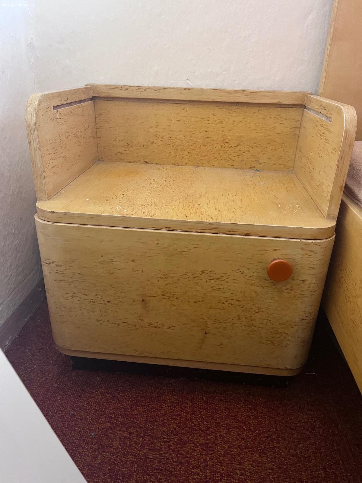 Daruji stary nabytek loznice. Postel, 2x nocni stolek a velka skrin
