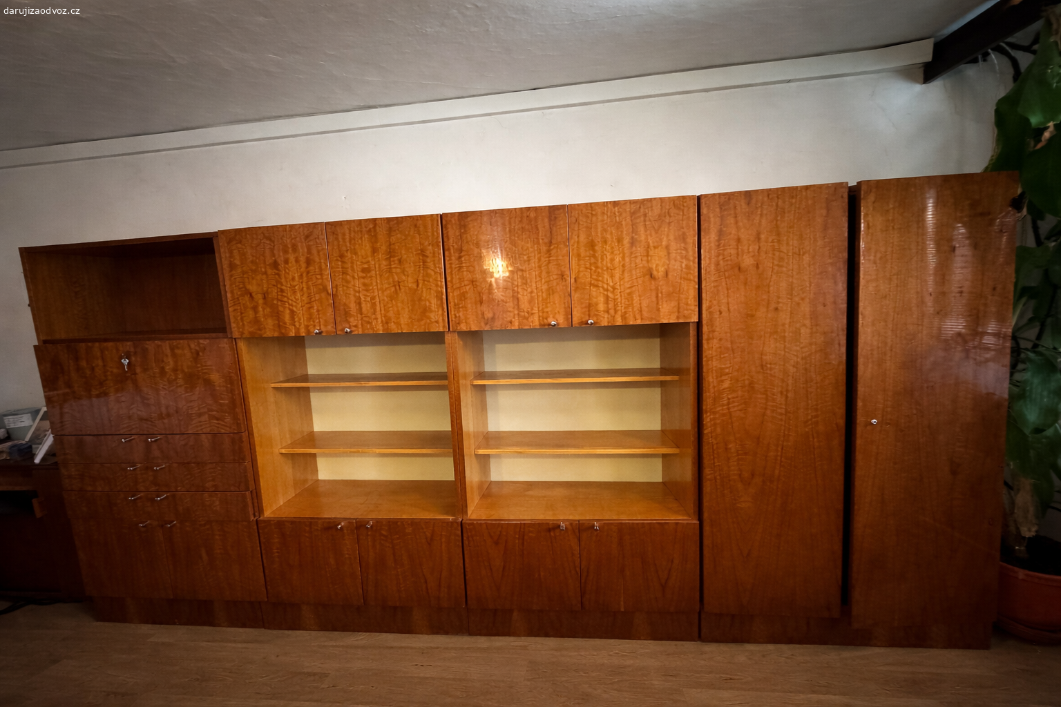 Daruji starý nábytek+lustr. Ke gauči jsou 2 stejná křesla