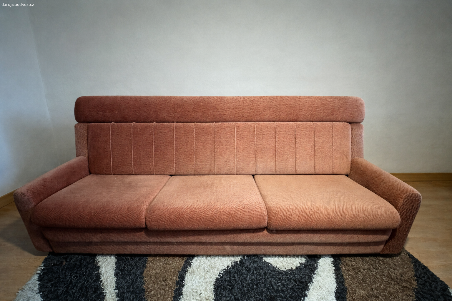 Daruji starý nábytek+lustr. Ke gauči jsou 2 stejná křesla