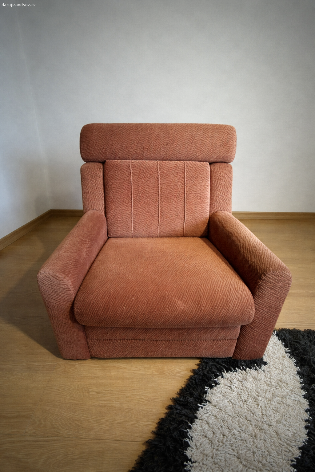 Daruji starý nábytek+lustr. Ke gauči jsou 2 stejná křesla