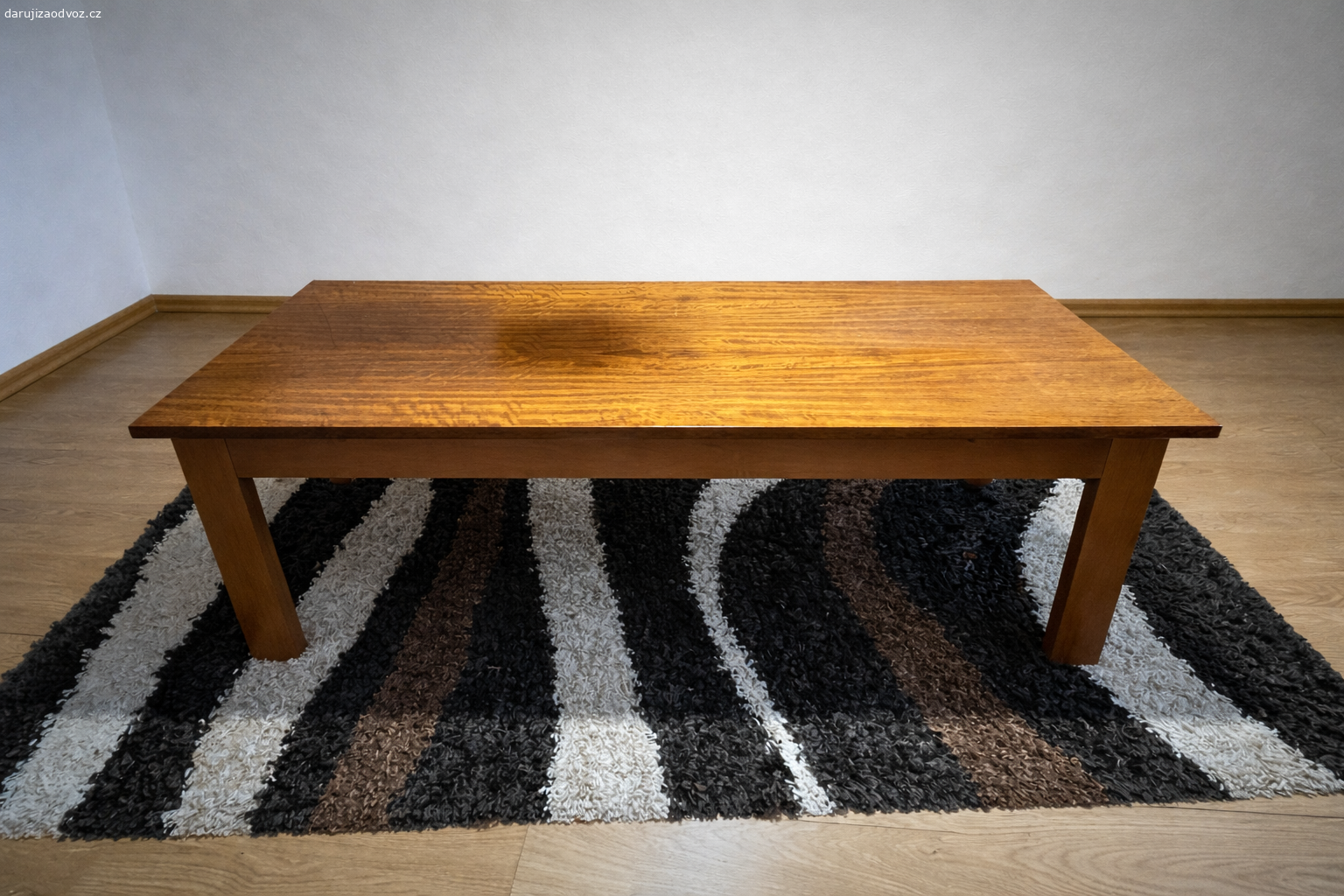 Daruji starý nábytek+lustr. Ke gauči jsou 2 stejná křesla