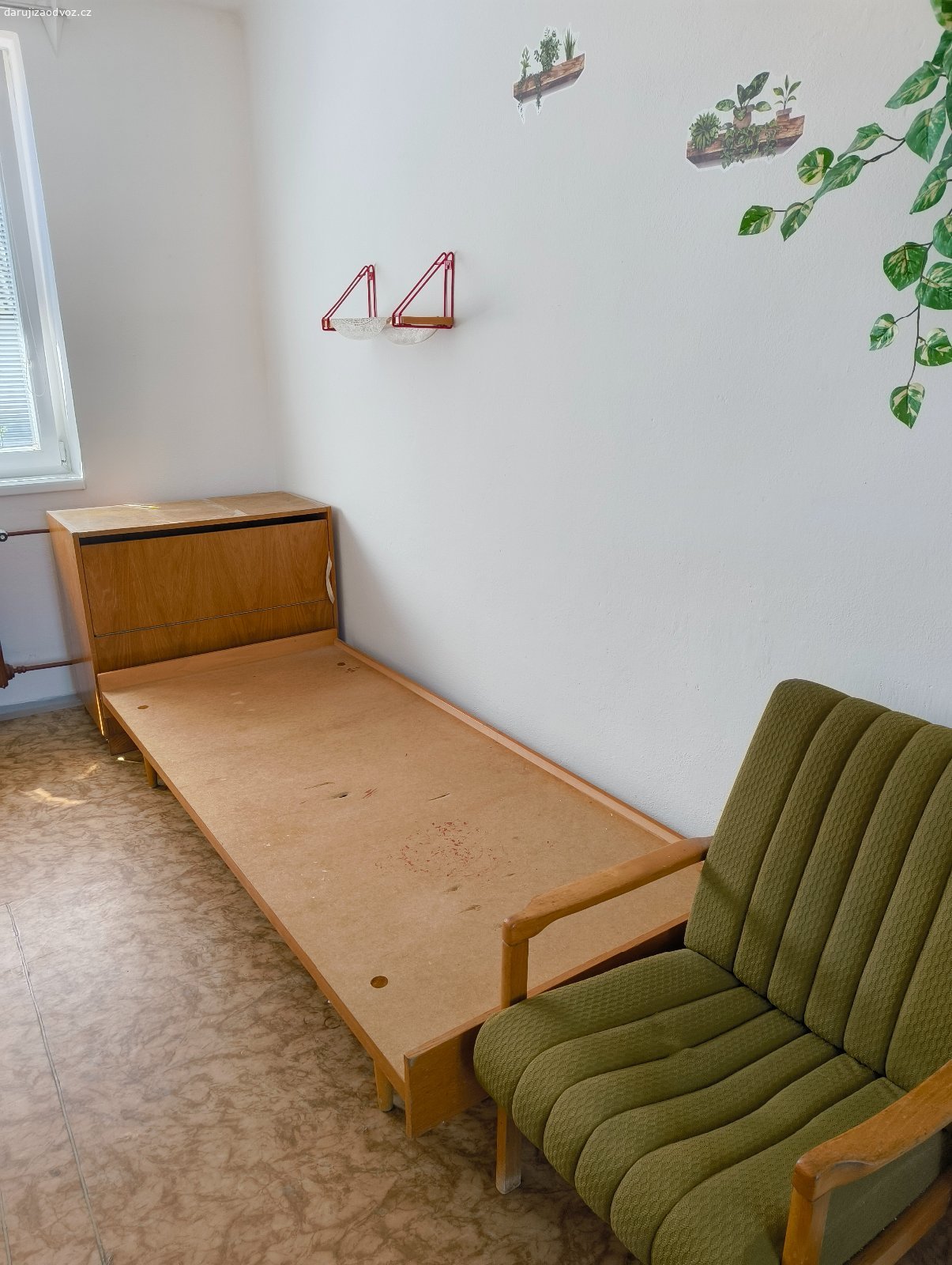 Daruji starý nábytek. Daruji starý nábytek za vlastní odvoz.
Daruji: 3 dřevěné postele 80*120 cm, staré matrace, 2 peřiňáky, dřevěný psací stůl, skříňky, police a věšák.

Pro více fotek mě kontaktujte na email.