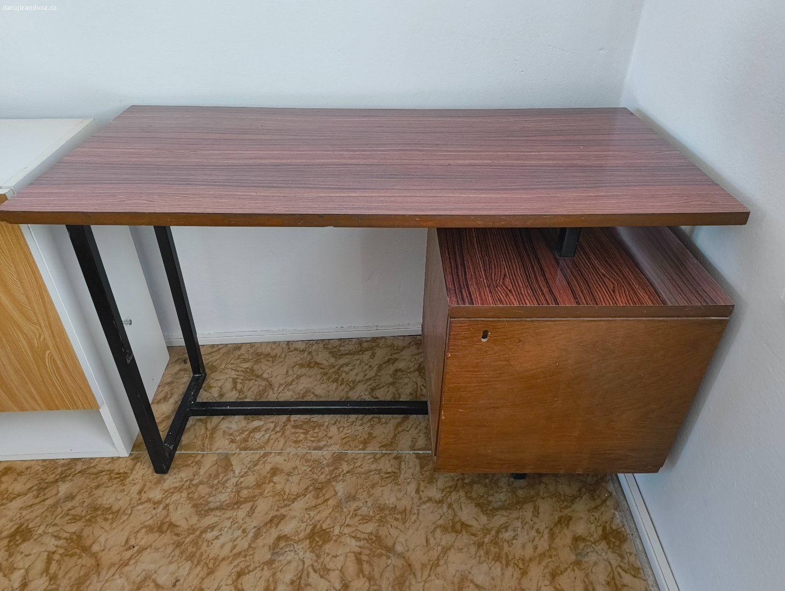 Daruji starý nábytek. Daruji starý nábytek za vlastní odvoz.
Daruji: 3 dřevěné postele 80*120 cm, staré matrace, 2 peřiňáky, dřevěný psací stůl, skříňky, police a věšák.

Pro více fotek mě kontaktujte na email.