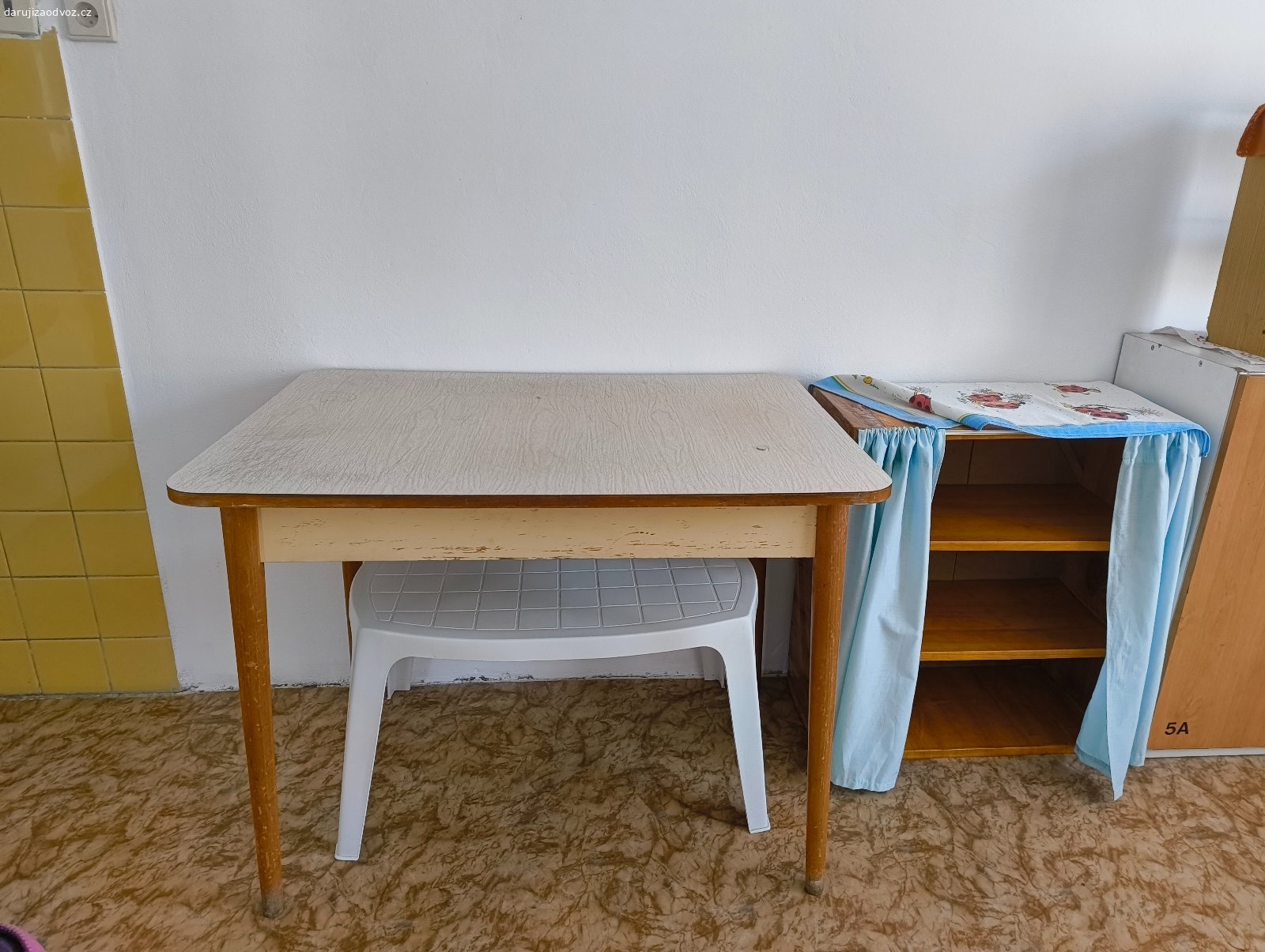 Daruji starý nábytek. Daruji starý nábytek za vlastní odvoz.
Daruji: 3 dřevěné postele 80*120 cm, staré matrace, 2 peřiňáky, dřevěný psací stůl, skříňky, police a věšák.

Pro více fotek mě kontaktujte na email.