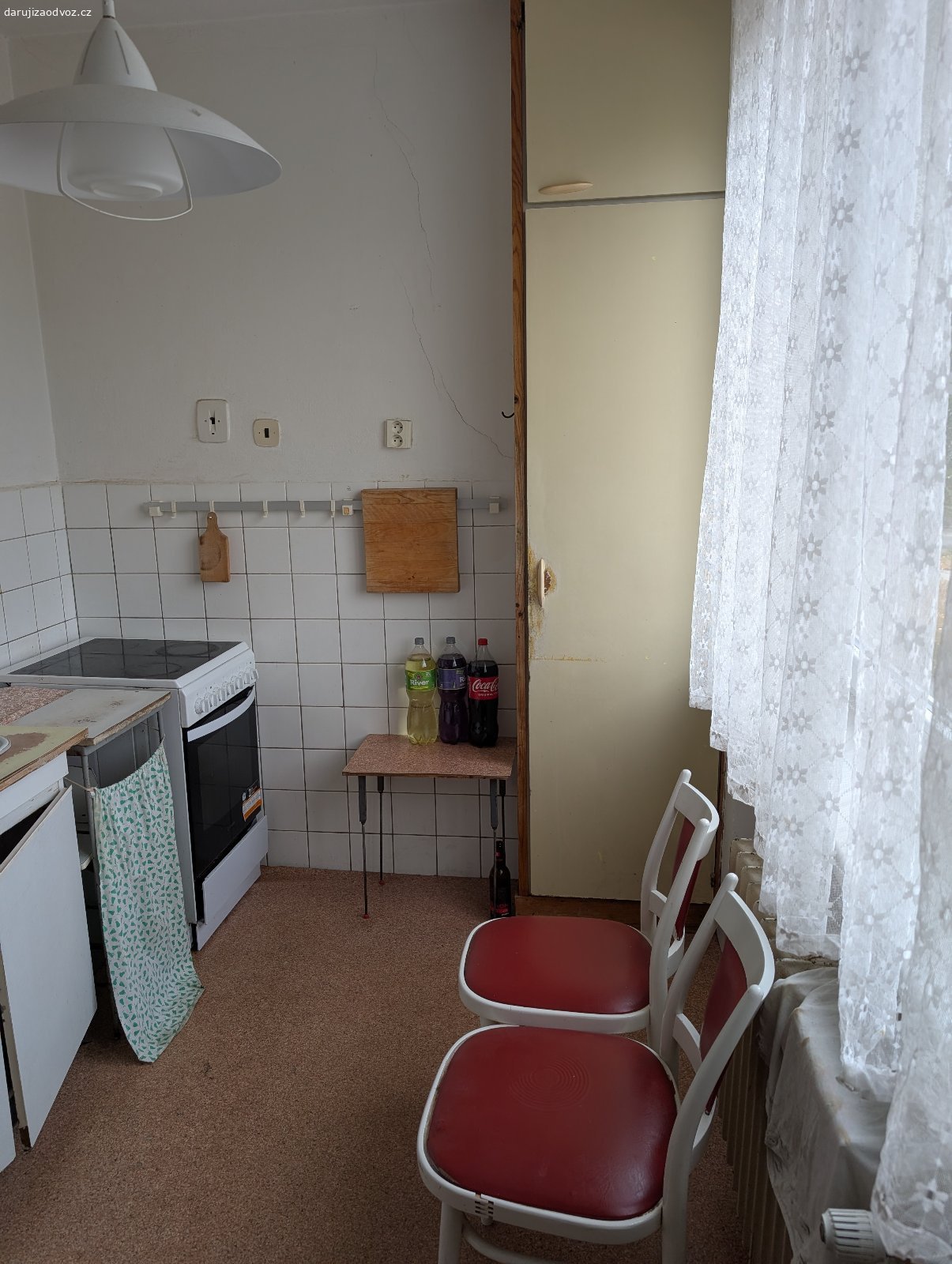 Daruji starý nábytek. Daruji starý nábytek, lokalita Žďár nad Sázavou. Pouze osobní předání. Halabala stůl je rezervován.