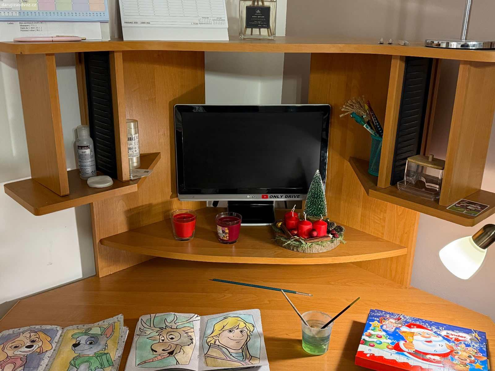 Daruji starý pc stůl. Dobry den, daruji starý pc stůl, je opotřebovaný ale službu ještě udělá. Spěchá!!!