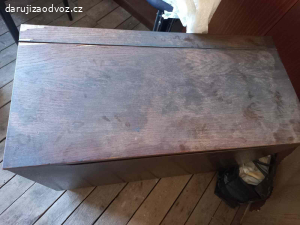 Daruji starý retro peřiňák