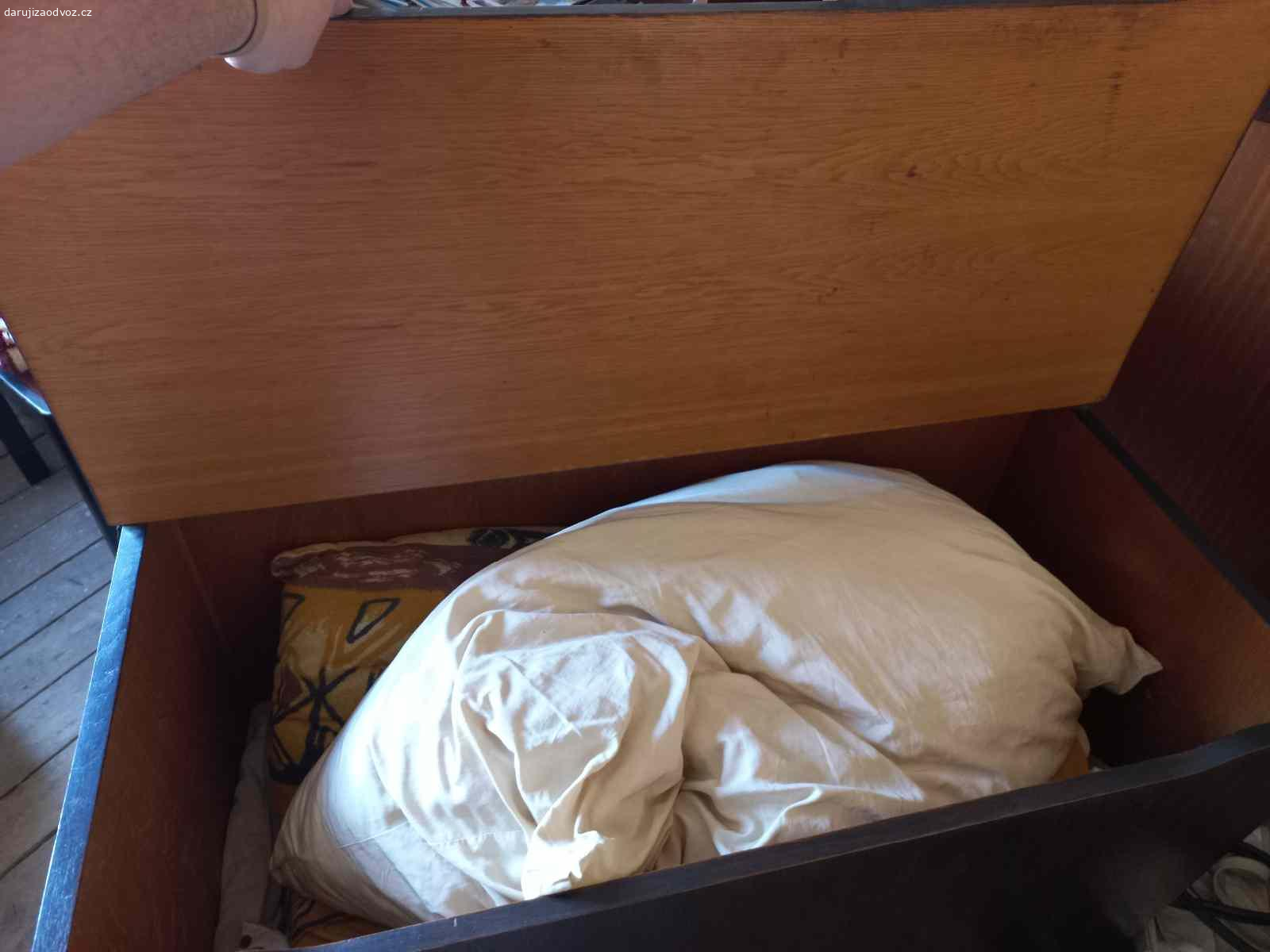 Daruji starý retro peřiňák. Daruji za odvoz, stav velmi dobrý viz foto, rozmery cca s100xv80x550