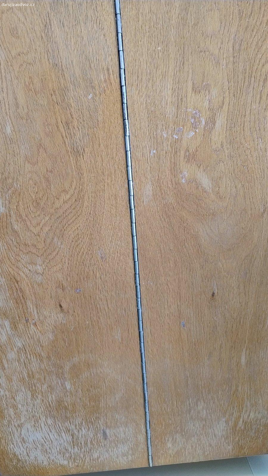 Darují starý peřiňák. Darují starý peřiňák. Poskrabany ale funkční. Rozměry šířka 85cm, výška 76cm, hloubka 48,5 cm